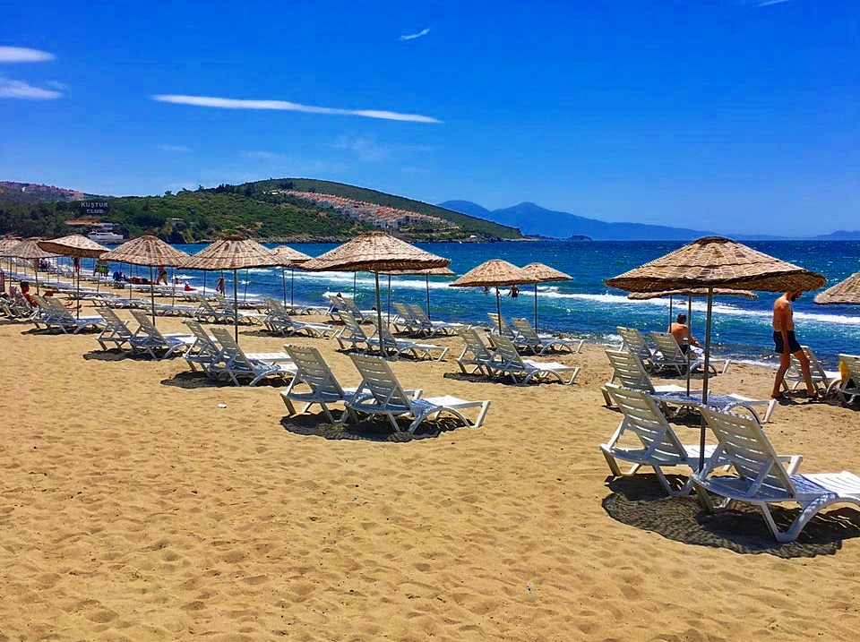 Aydın’ın Kuşadası ilçesinde bulunan Kuştur Halk Plajı, eylül ayında deniz