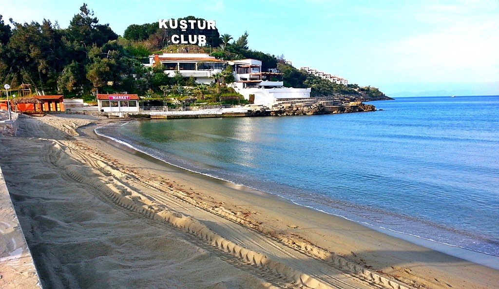 Cam Gibi Denizi, Altın Kumları ve Ücretsiz Girişiyle Bu Plaj Eylül Tatilinin Vazgeçilmezi kusturplajiy - Marmara Bölge Gazetesi