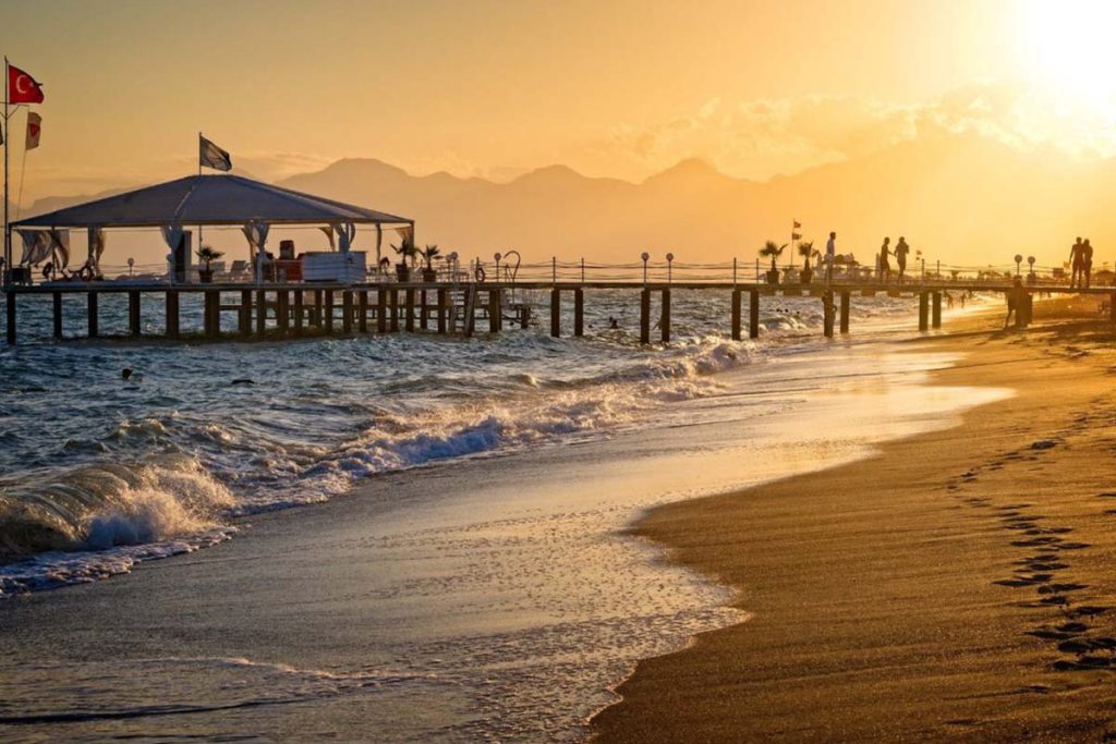 Antalya’nın en ünlü sahillerinden Lara Plajı, altın rengi kumları ve