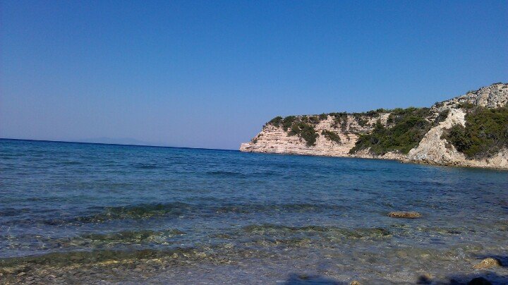 Karaburun Yarımadası’nın batısında yer alan Saipaltı Sahili, sert rüzgârlarda bile