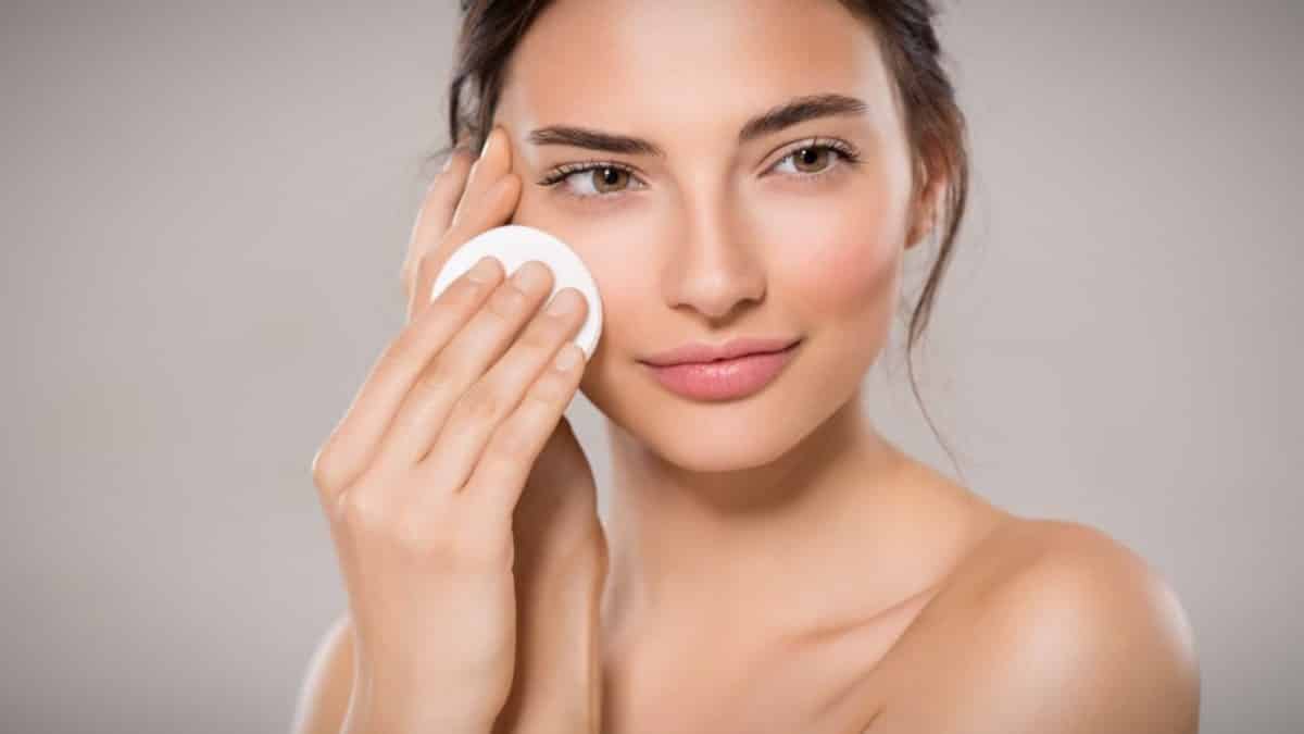 Evde makyaj temizleme suyu hazırlamak çok kolay! Sadece üç basit