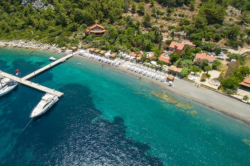 Marmaris’in göz alıcı koylarından Kumlubük, sakin atmosferi ve masmavi deniziyle