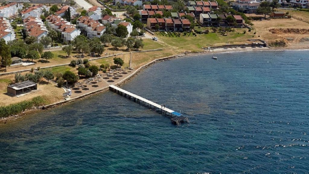 Altın Sarısı Kumları, Turkuaz Denizi ve Sessiz Atmosferiyle Bu Koy Ege’nin Saklı Hazinesi maxresdefault 1 4 - Marmara Bölge Gazetesi