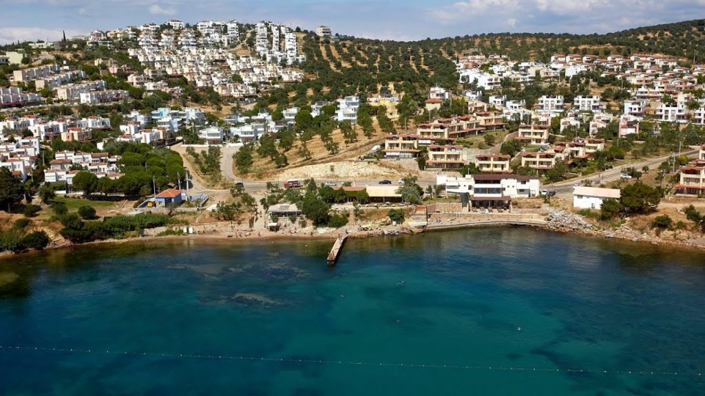 Balıkesir’in Burhaniye ilçesine bağlı Pelitköy Sahili, altın kumsalı ve berrak