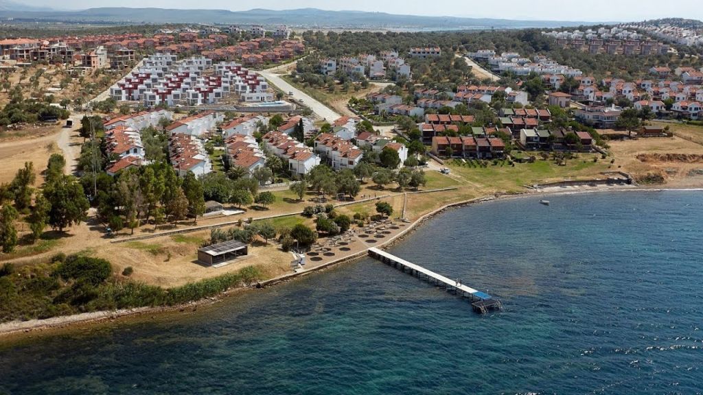 Altın Sarısı Kumları, Turkuaz Denizi ve Sessiz Atmosferiyle Bu Koy Ege’nin Saklı Hazinesi maxresdefault 15 - Marmara Bölge Gazetesi