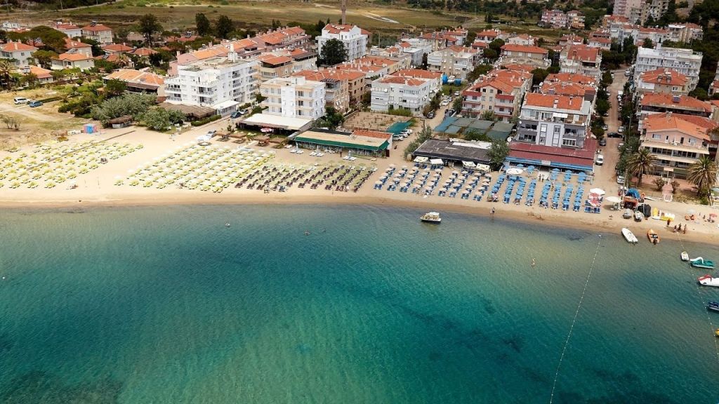 Ayvalık’ın Sarımsaklı beldesinde yer alan Badavut Plajı, berrak denizi ve