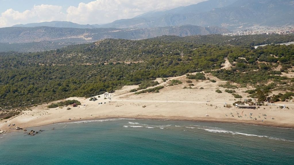 El değmemiş doğasıyla dikkat çeken Sülüklü Plajı, Antalya'nın kalabalıktan uzak