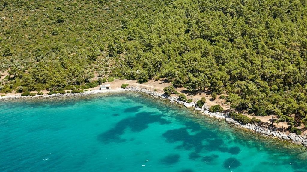 Kalabalıktan uzaklaşmak isteyenlere masmavi sular ve dingin bir atmosfer vadediyor.