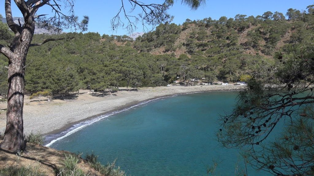 Antalya’nın saklı cennetlerinden Alacasu Cennet Koyu, turkuaz denizi ve yemyeşil