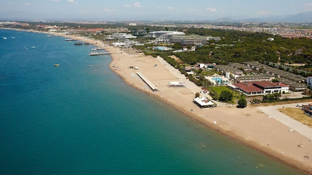 Altın sarısı kumsalı, turkuaz denizi ve modern tesisleriyle Belek Plajı