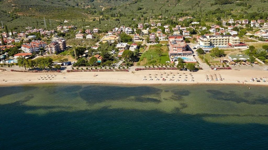 Balıkesir’in Erdek ilçesinde yer alan Ocaklar Plajı, altın sarısı kumsalı