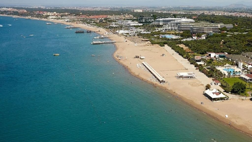 Altın rengi kumsalı ve berrak deniziyle Belek Halk Plajı, Antalya’nın