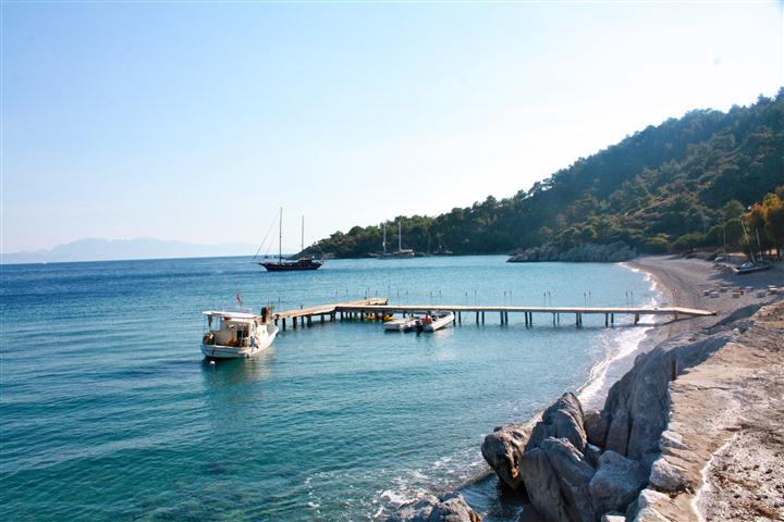 Doğallığını koruyan yapısı ve huzurlu atmosferiyle Hurma Sahili, kalabalıktan uzak