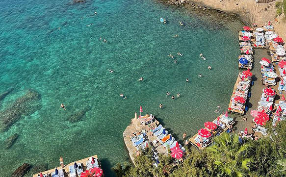 Berrak Suları ve Huzurlu Atmosferiyle Tatilcilerin Gözdesi mermerli plaji - Marmara Bölge Gazetesi