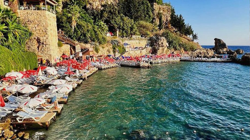 Berrak Suları ve Huzurlu Atmosferiyle Tatilcilerin Gözdesi mermerliplaji antalya 1 - Marmara Bölge Gazetesi