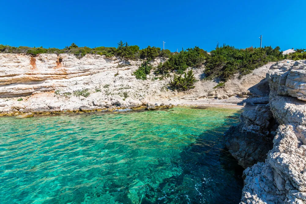 Sarı Yapraklar Denize, Huzur Kalbe Karışıyor! Ege’nin Sessiz Cenneti Mordoğan’da Hayat Yavaşlıyor mordogan plaji 4 - Marmara Bölge Gazetesi