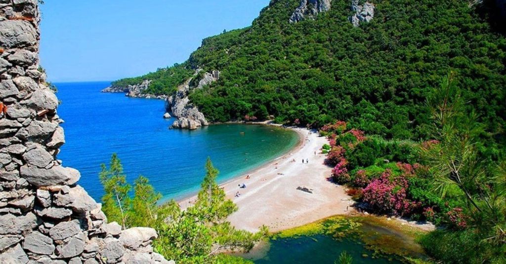 Doğanın büyüleyici manzarasıyla tarihin izlerini bir araya getiren Olimpos Plajı,