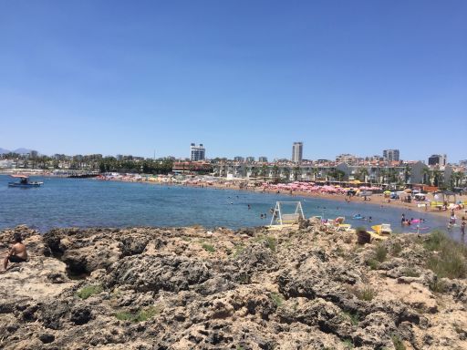 Antalya’nın merkezine yakın konumda yer alan Örnekköy Sahili, doğal yapısını