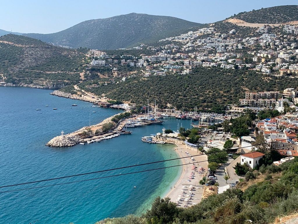 Berrak denizi, gün batımı manzaraları ve modern olanaklarıyla öne çıkan