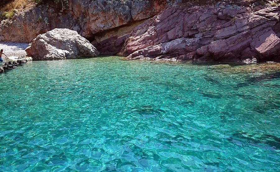 Muğla’nın berrak deniziyle ünlü Akvaryum Koyu, doğaseverlerin ve tatilcilerin gözdesi