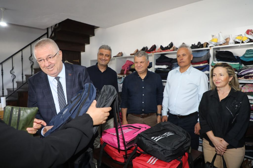 Edremit’te Öğrencilere Kırtasiye Desteği Başladı photo 2025 09 02 12 01 40 - Marmara Bölge Gazetesi