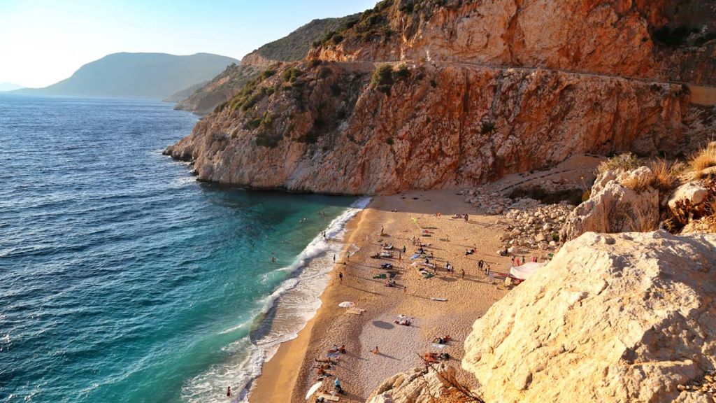 Altın sarısı kumsalı ve turkuaz renkli deniziyle Kaputaş Plajı, Antalya’nın