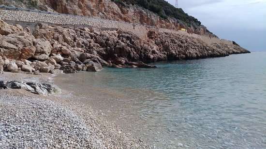 Kaş’ın saklı cennetlerinden biri olan Seyrek Çakıl Plajı, berrak denizi