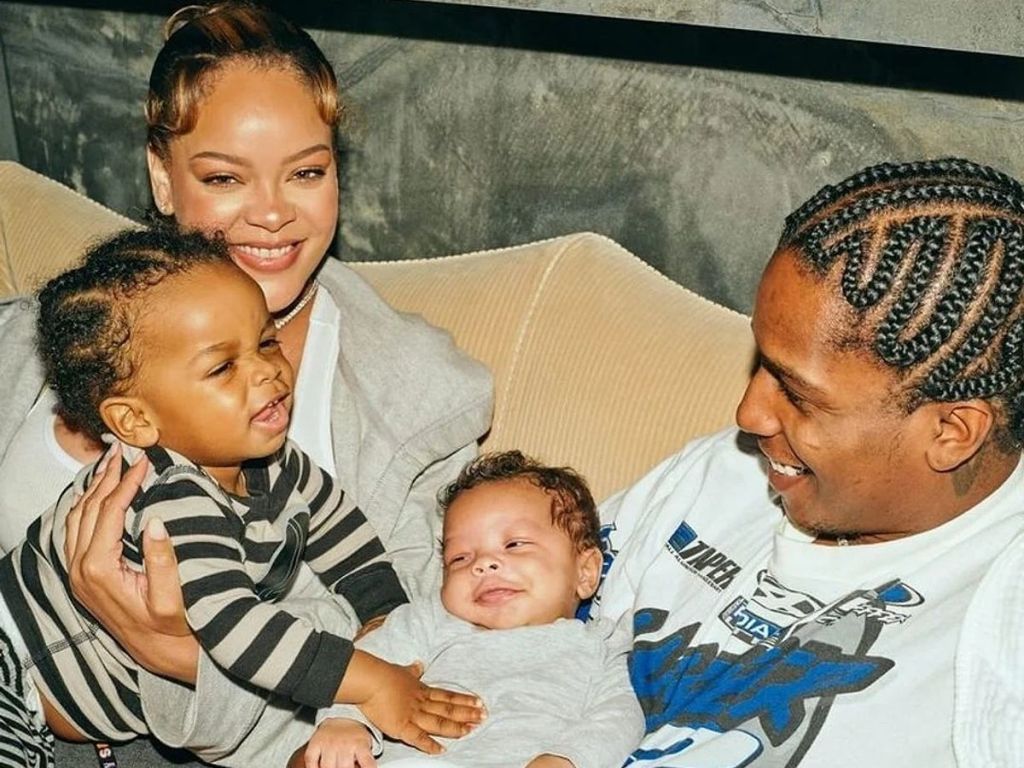 Uzun süredir hamilelik süreciyle gündemde olan dünyaca ünlü şarkıcı Rihanna,