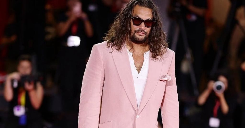 Ünlü oyuncu Jason Momoa, Venedik Film Festivali’ne beklenmedik bir tarzla