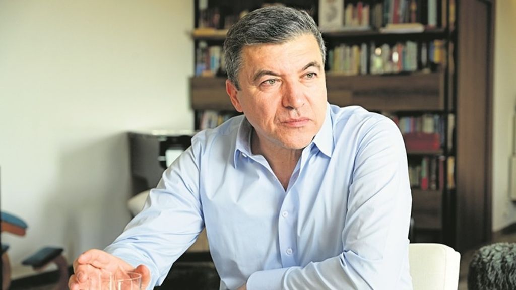 Bir süre önce Halk TV ile yollarını ayırdığını duyuran ünlü