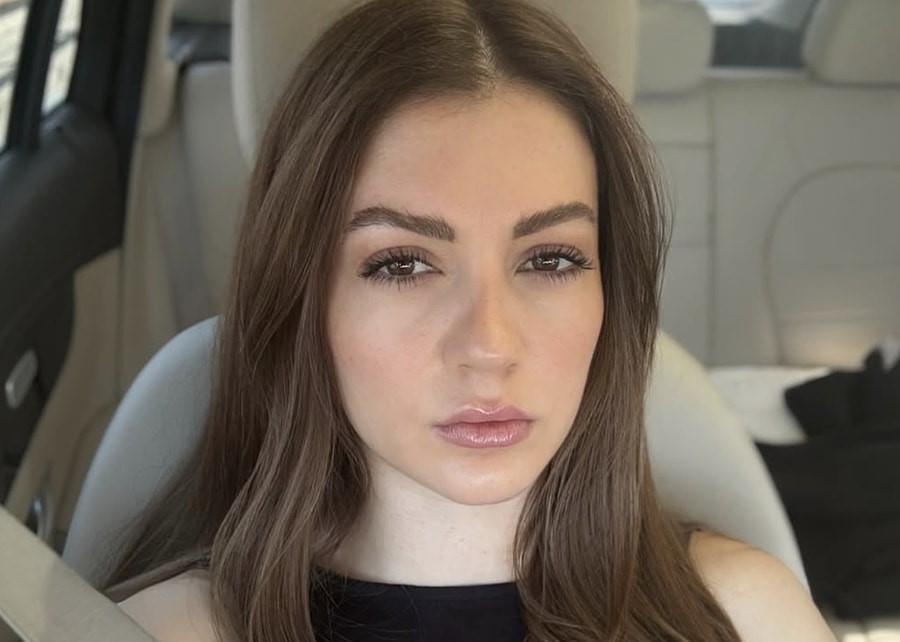 Ünlü oyuncu Burcu Özberk, köpeğiyle yürüyüş yaparken hayranının fotoğraf isteğini