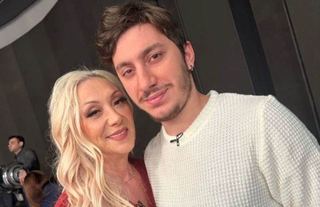 Arabesk müziğin sevilen sesi Güllü, Yalova’nın Çınarcık ilçesindeki evinin balkonundan