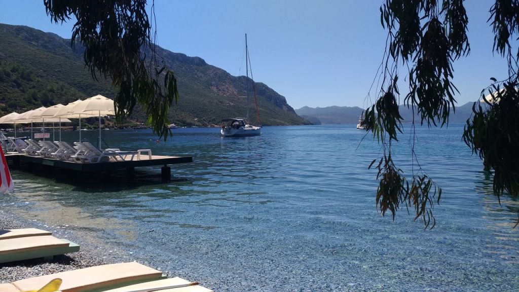 Sessizliğin ve doğallığın kucağında yer alan Saranda Koyu, Muğla’nın gizli