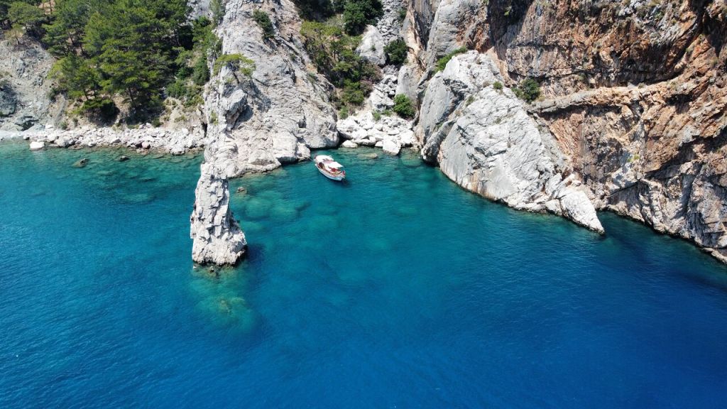 Doğallığını günümüze kadar koruyan Sazak Koyu, Antalya’nın saklı kalmış cennet