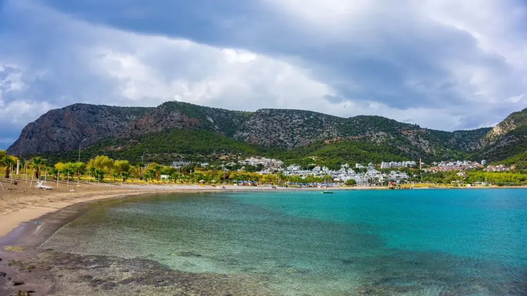 Mersin’in Silifke ilçesine bağlı Tisan Plajı, eşsiz doğal güzellikleri ve
