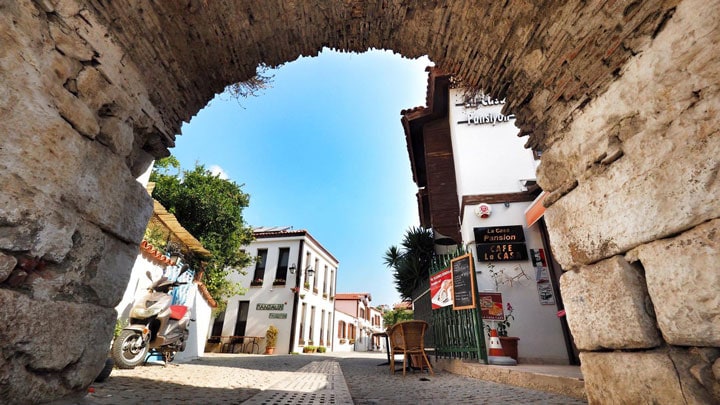 Begonvillerle Süslenen Mavi Beyaz Evler ve Otantik Pansiyonlarıyla Türkiye’nin Santorini’si sigacik kale ici - Marmara Bölge Gazetesi