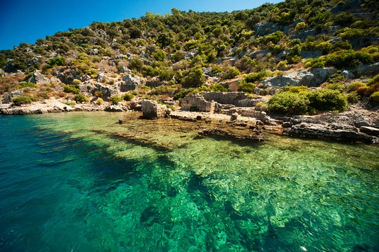 Antalya’nın Kaş ilçesi yakınlarında yer alan Gökkaya Koyu, berrak denizi