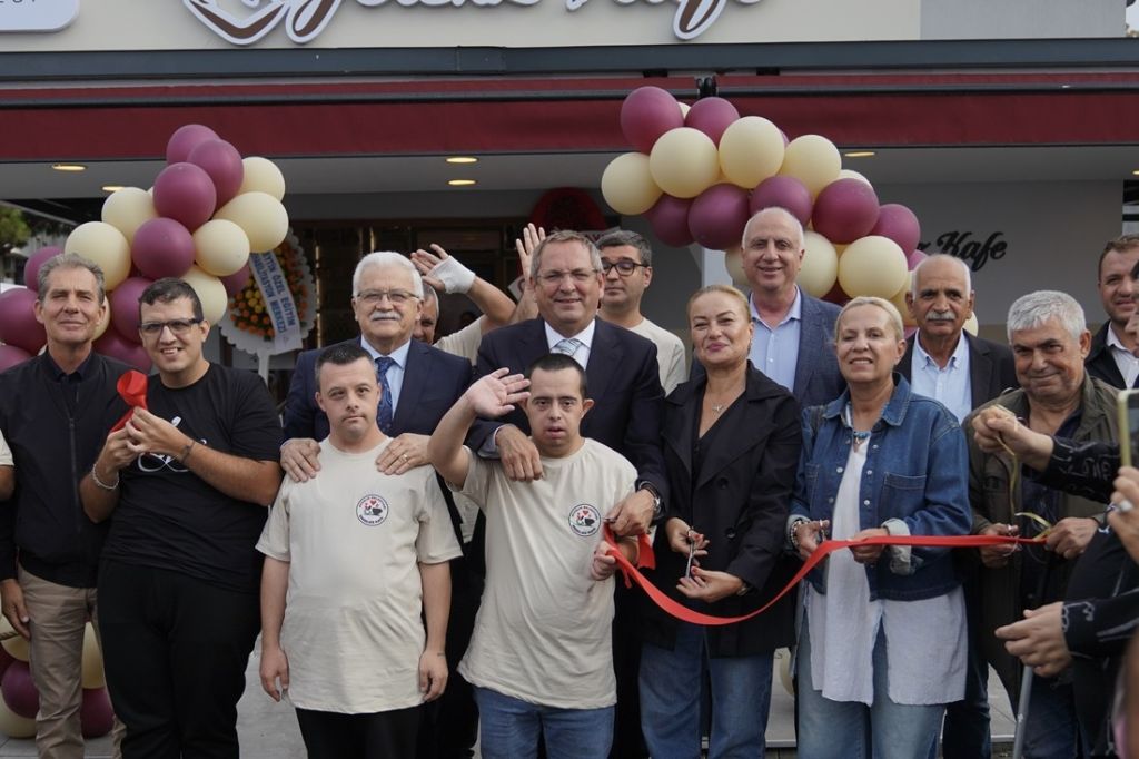 Ayvalık Belediyesi, kentin ilk Engelsiz Kafe’sini hizmete açarak engelli bireylerin