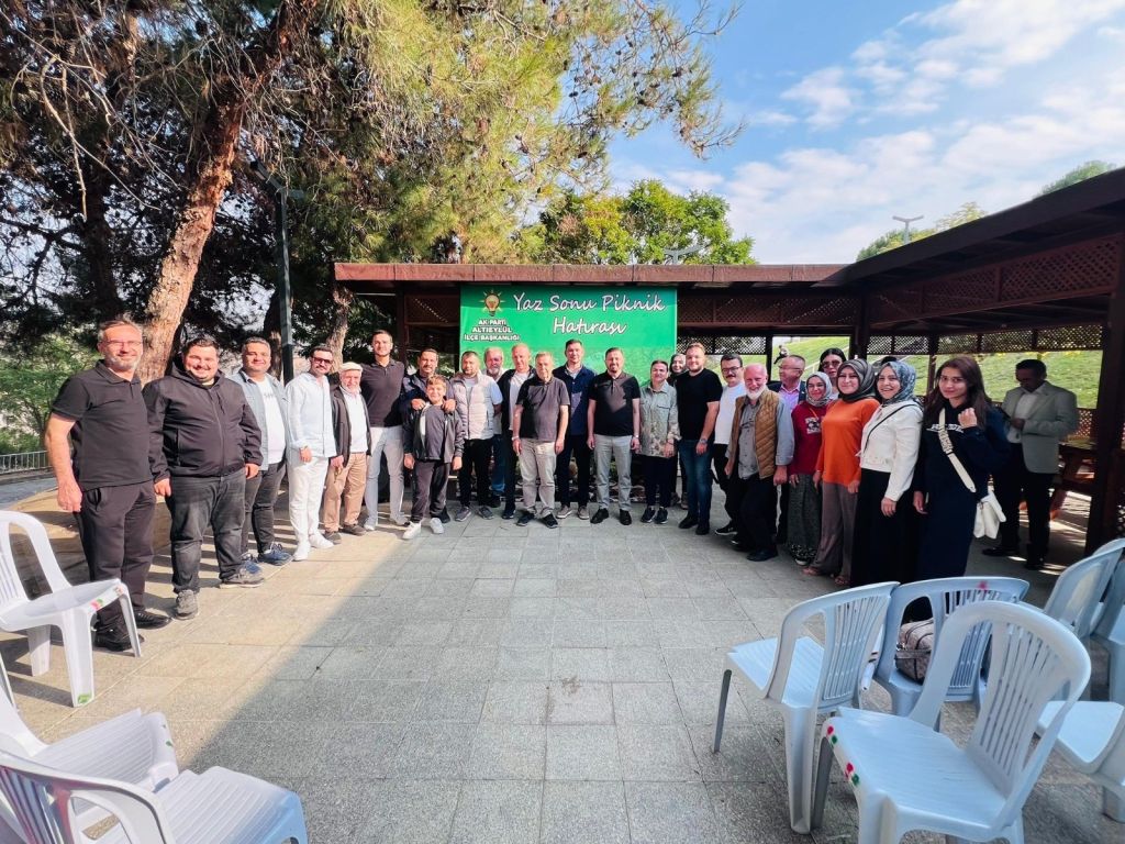 AK Parti Altıeylül İlçe Başkanlığı, Selimiye Mahallesi’nde düzenlediği ‘Yaza Veda