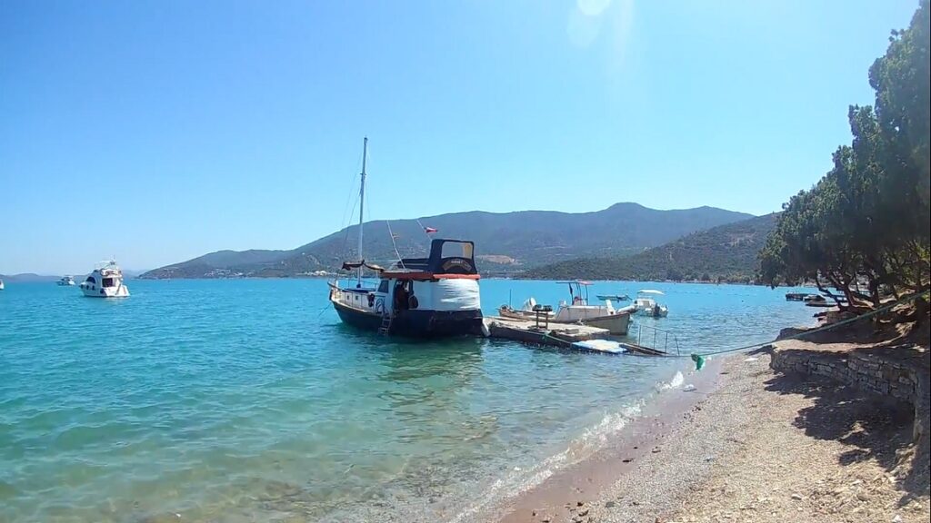 Bodrum’un merkezine yakın konumuyla öne çıkan Torba Halk Plajı, berrak