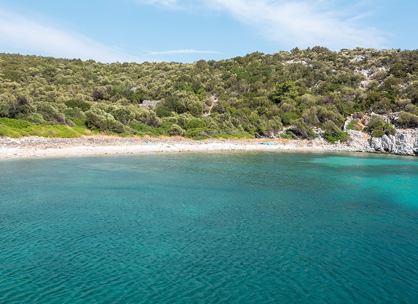 Ege Denizi’nin masmavi sularıyla kucaklaşan Melengeç Koyu, İzmir’in Karaburun ilçesinde