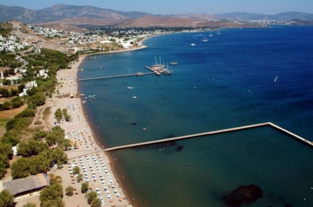 Muğla’nın Bodrum ilçesinde yer alan Yahşi Plajı, masmavi denizi ve