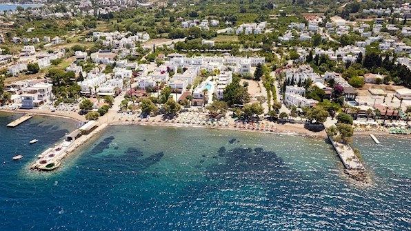 Muğla’nın Bodrum ilçesindeki Yalıkavak Halk Plajı, herkesin kullanımına açık oluşuyla