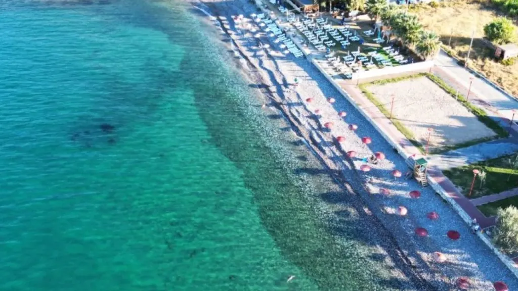 Karaburun’un saklı güzelliklerinden Kuyucak Plajı, tertemiz denizi ve bozulmamış doğasıyla