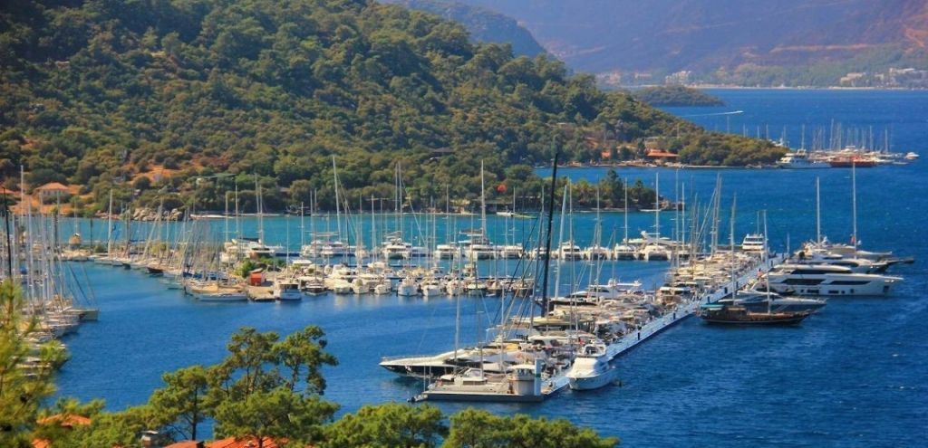 Muğla'nın Marmaris ilçesinde yer alan Cennet Adası Plajı, doğallığını koruyan