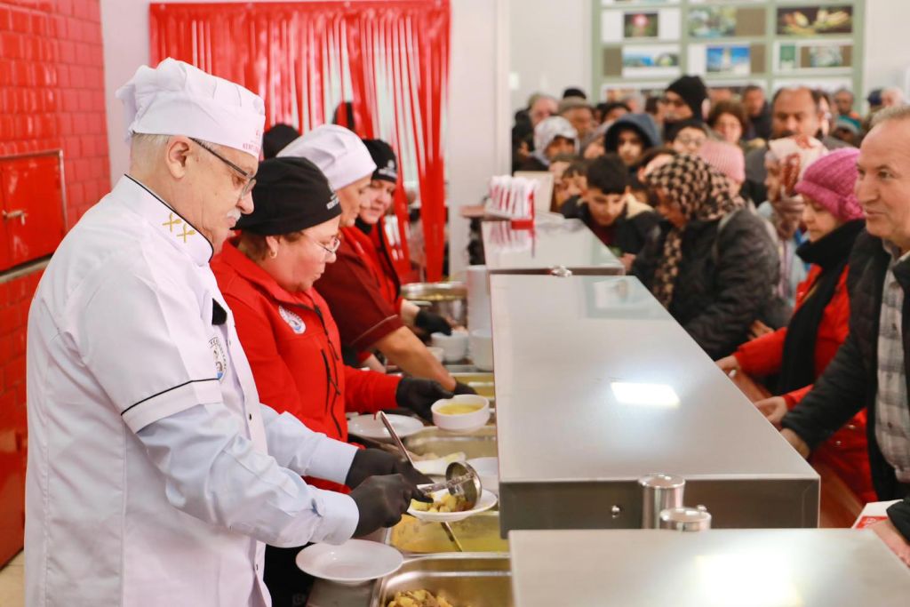 Burhaniye Belediyesi Kent Lokantası’nda başlatılan “askıda yemek” uygulaması, öğrencilere ücretsiz
