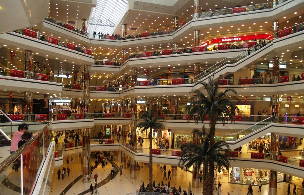 Gazeteci Alican Uludağ’ın talebi üzerine Ticaret Bakanlığı, AVM’lerin pazar günleri