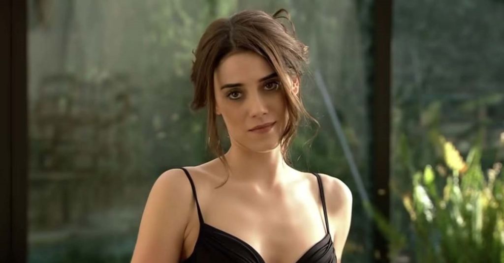 Uzun süredir televizyon ekranlarından uzak kalan başarılı oyuncu Cansu Dere,