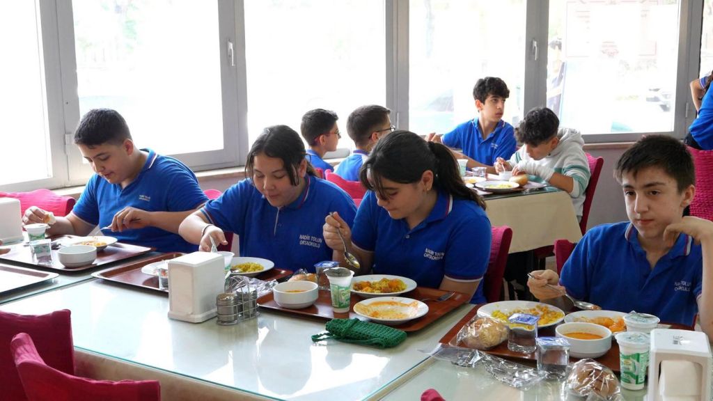 Burhaniye’ de Öğrencilere Ücretsiz Yemek! 2 2 - Marmara Bölge Gazetesi