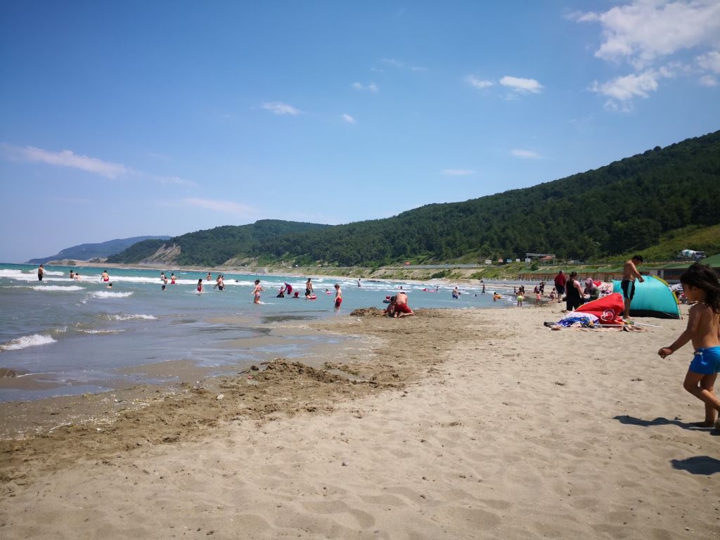 Sinop’un doğal güzellikleriyle öne çıkan Türkeli Plajı, sessizliği ve temiz